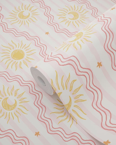 Tapetenrolle mit handgezeichnetem Muster aus Sonnen, Monden, Sternen und Wellen.