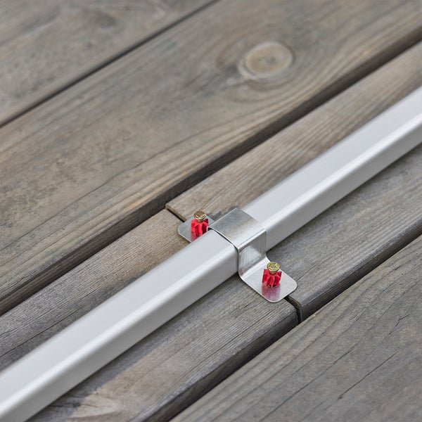 Aluminiumrohr mit Halterung auf Holzuntergrund