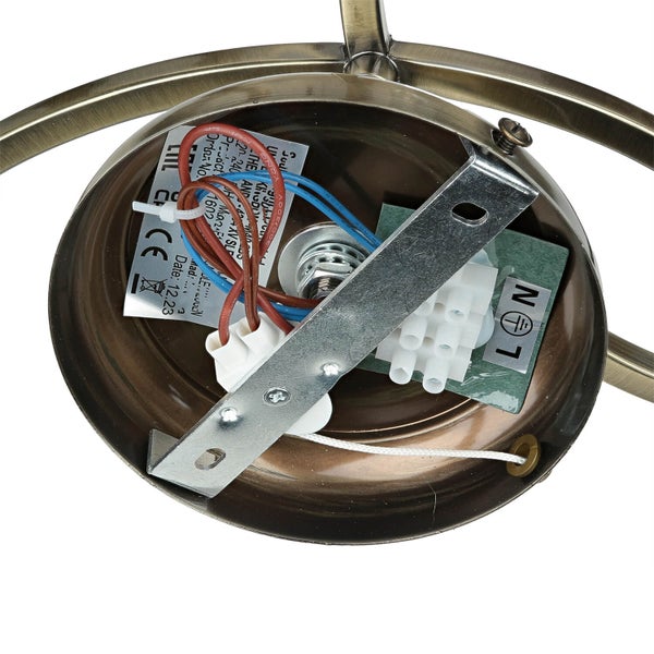 Innenansicht einer Deckenleuchte mit elektrischen Anschlüssen und Montagevorrichtungen