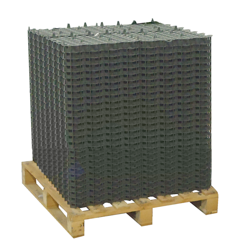 Stapel aus dunklen Rasengittern aus Kunststoff auf einer Holzpalette für die Bodenbefestigung.