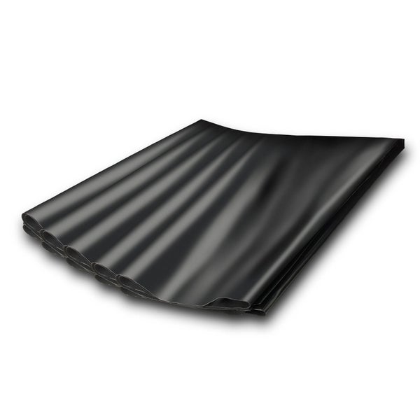 Eine Rolle Gummimatte auf einer Holzpalette.