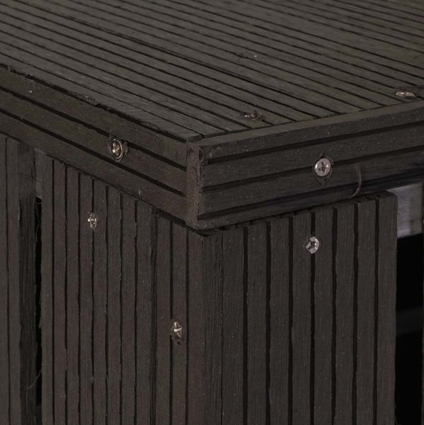 Detailaufnahme einer Holzterrasse mit Schrauben