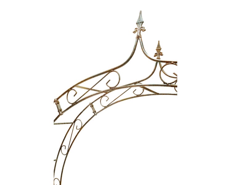 Detail eines Metall-Rosenbogens mit floralen Verzierungen