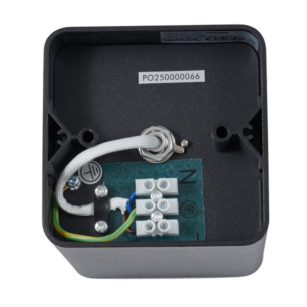 Anschlussklemmen und Erdungssymbol im Gehäuse einer Lampe