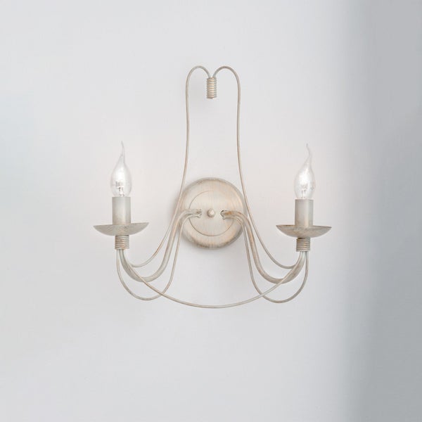 Zweiflammige Wandleuchte im Landhausstil mit geschwungenen Metallarmen für eine stimmungsvolle Innenbeleuchtung.