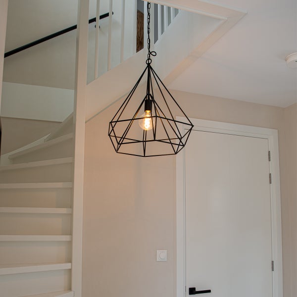 Hängende Drahtleuchte im Raum mit Treppe und Tür