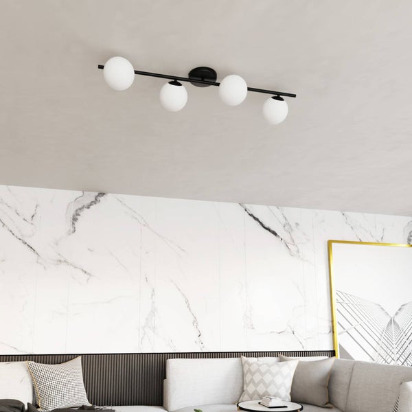 Deckenleuchte mit vier runden, weißen Lampenschirmen an einer schwarzen Stange