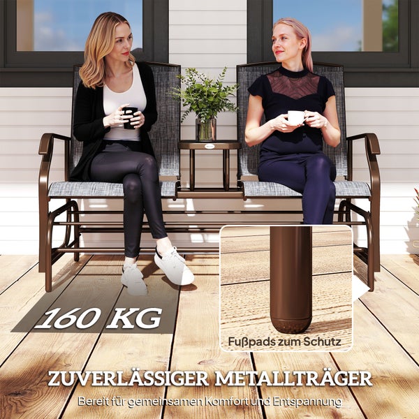 Gartenbank aus Metall mit integriertem Tisch, zwei Personen sitzen darauf auf einer Terrasse, Belastbarkeit 160 Kilogramm.