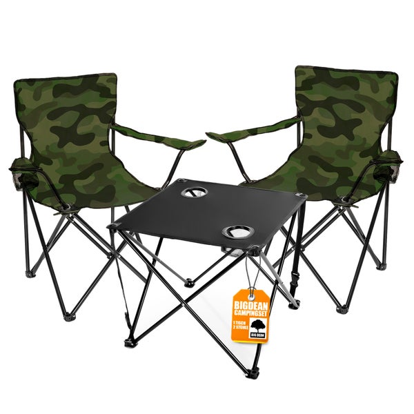 Camping Set bestehend aus zwei Stühlen mit Armlehnen im Camouflage-Muster und einem Tisch mit Getränkehalter