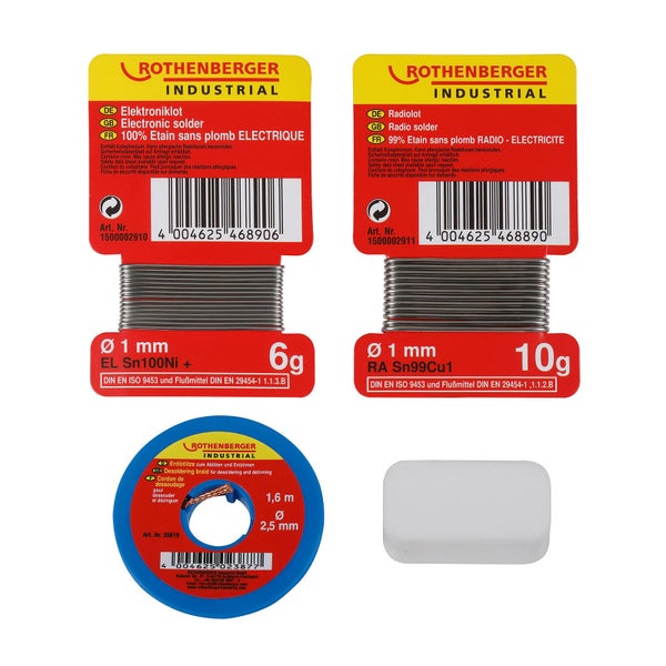 Geräumiges Gartenhaus aus Holz mit geöffneter Doppeltür, rundem Fenster, Werkbank und Gartengeräten im hellen Garten auf einer Steinterrasse.