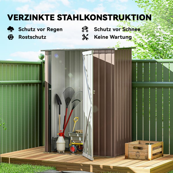 Geräteschuppen aus verzinktem Stahl mit offener Tür, gefüllt mit Gartenwerkzeugen, auf einer Holzterrasse vor einem Zaun.