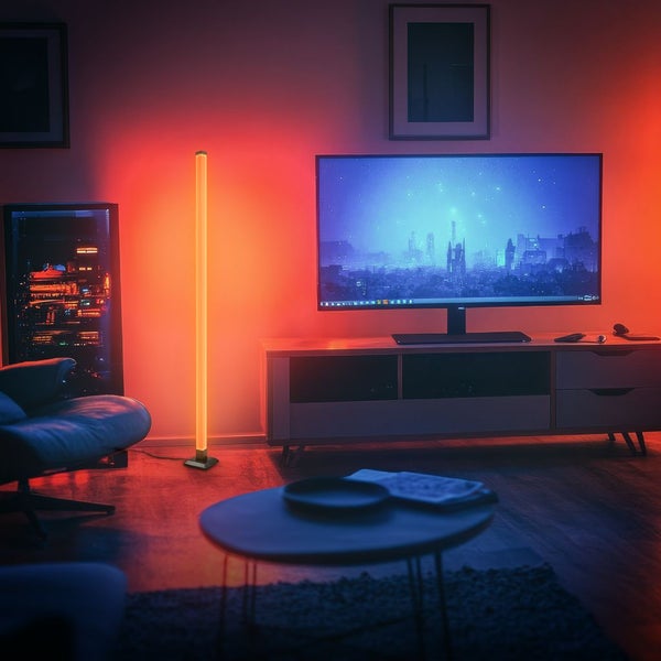 Stehlampe in einem Wohnzimmer mit Fernseher