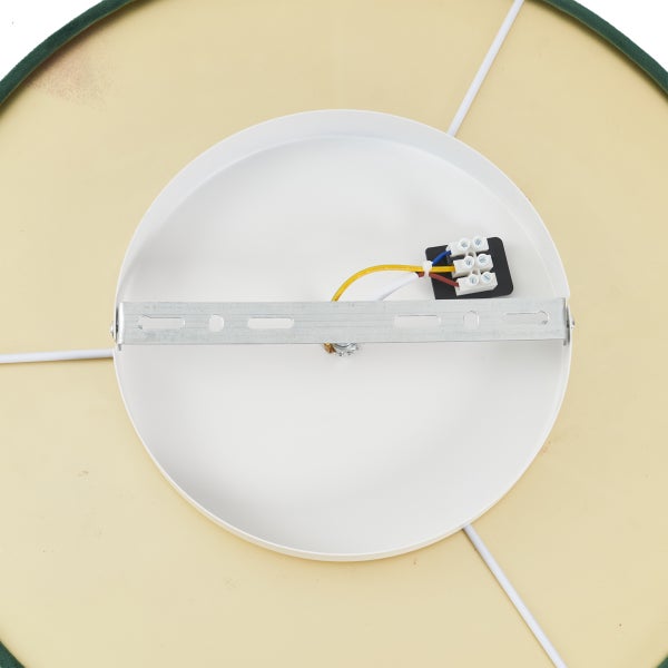 Innenansicht einer Deckenleuchte mit weißer Montageplatte aus Metall, Deckenhalterung und Elektroanschluss mit Lüsterklemme.