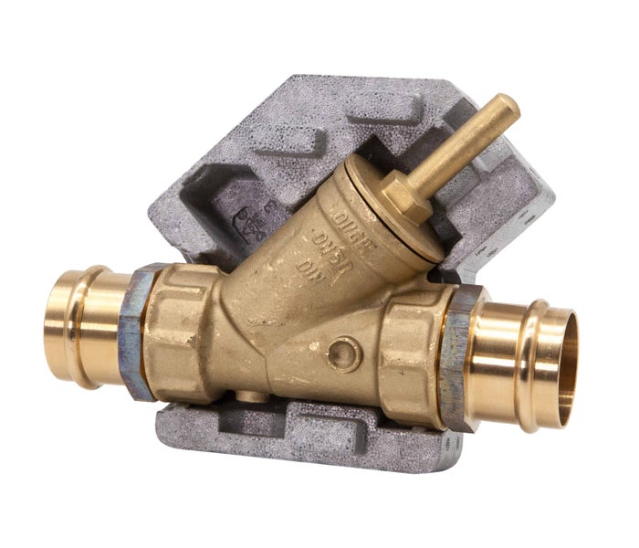 Schrägsitzventil aus Messing mit Pressanschlüssen und Dämmschale.