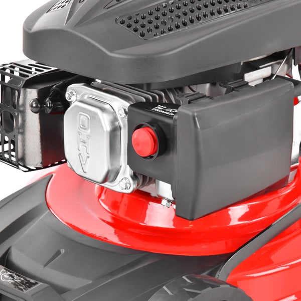 Nahaufnahme eines Rasenmähermotors mit Overhead-Valve-Zylinderkopfhaube und Primer-Knopf.