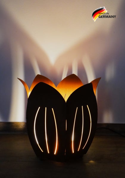 Tischleuchte in Form einer Tulpe mit warmem Lichtaustritt und Schattenspiel an der Wand, Hergestellt in Deutschland Siegel.