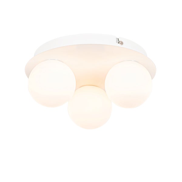 Deckenleuchte mit drei weißen kugelförmigen Glasschirmen auf runder Basis