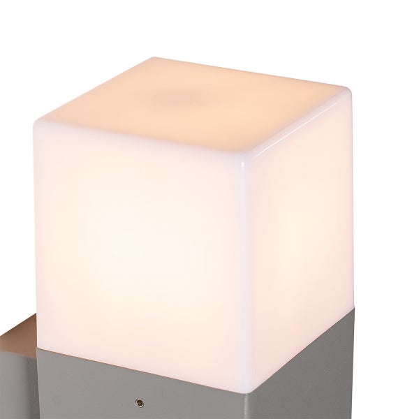Außenwandleuchte in Würfelform mit weißem, leuchtendem Diffusor und grauem Sockel.