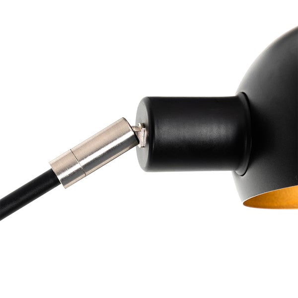 Detailansicht einer schwarzen Lampe mit Metallelementen