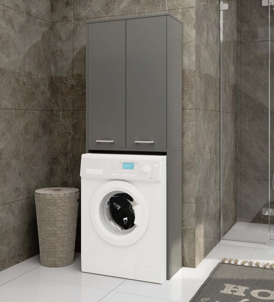 Badezimmer mit Waschmaschine, Wäscheschrank und Wäschekorb