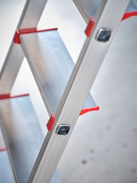 Detailansicht einer Aluminium-Trittleiter mit roten Akzenten