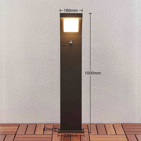 Solar-Pollerleuchte mit Bewegungsmelder, Höhe 1000 Millimeter, Breite 180 Millimeter, Sockelbreite 220 Millimeter und Tiefe 87 Millimeter.
