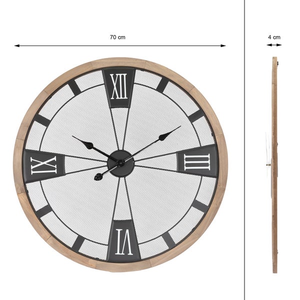 Wohnraum mit Wanduhr, Stuhl und Dekorationen