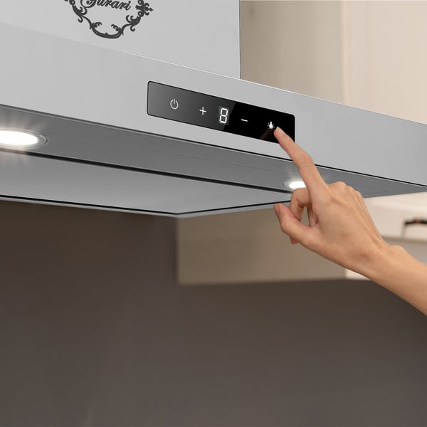 Eine Hand bedient das Touch Bedienfeld einer Dunstabzugshaube mit LED Anzeige und integrierter Beleuchtung.