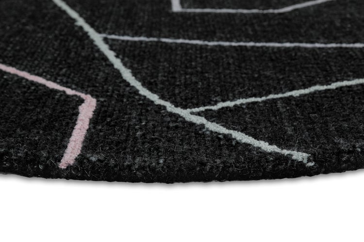 Nahaufnahme eines runden, strukturierten Teppichs mit geometrischem Linienmuster.