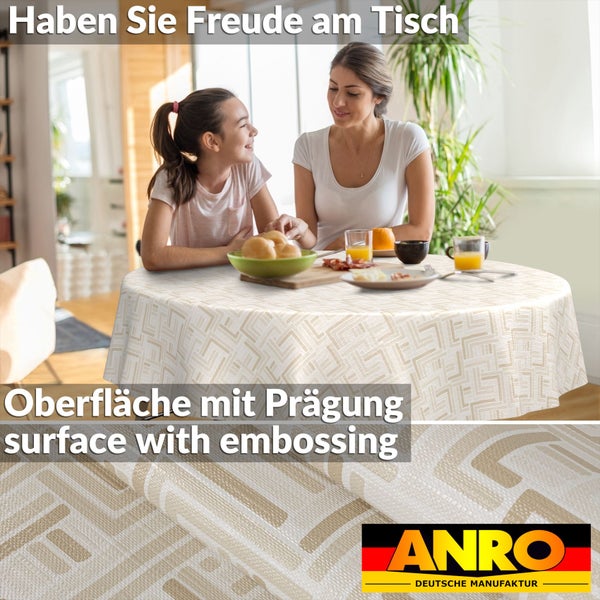 Frau und Kind an einem runden Tisch mit geprägter Tischdecke mit geometrischem Muster. ANRO Deutsche Manufaktur Logo.