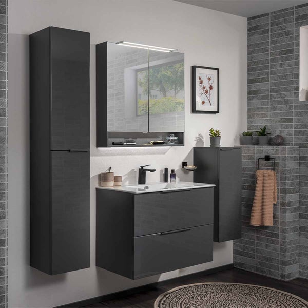 Modernes Badezimmer-Set mit Waschbeckenunterschrank, Spiegelschrank und Hochschränken für ein stilvolles Ambiente