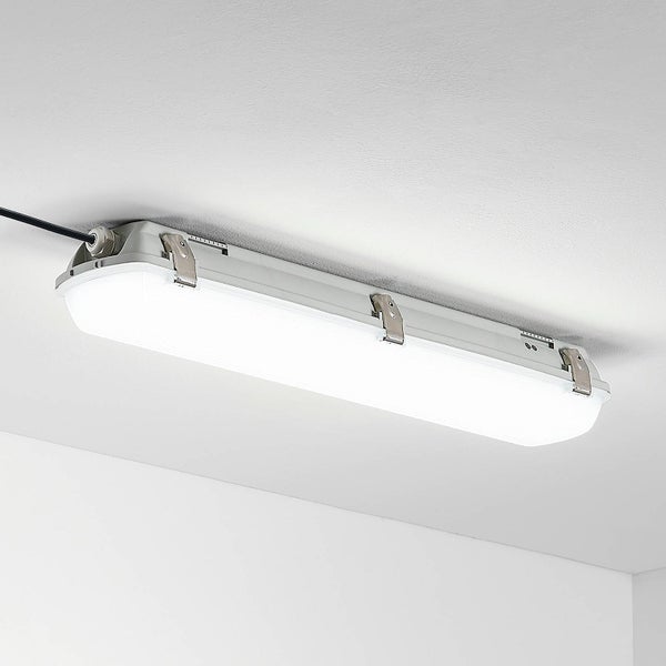An der Decke montierte LED-Feuchtraumleuchte mit Metallclips und lichtdurchlässiger Abdeckung.