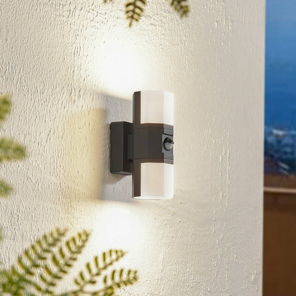 Lindby LED Wandleuchte außen Alaric mit Bewegungsmelder (spritzwassergeschützt (Modern) in Schwarz aus Aluminium (2 flammig, ) - Wandlampe für Außenwand/Hauswand Haus Terrasse und Balkon