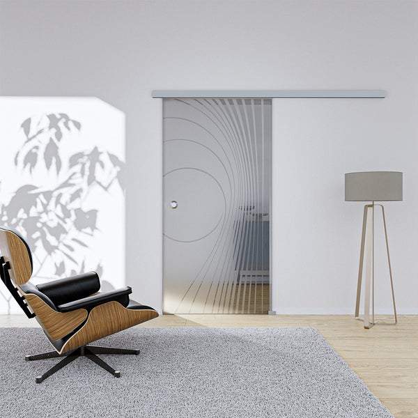 Innenraum mit Glasschiebetür, Sessel und Stehlampe.