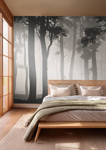 Schlafzimmer mit Waldtapete, Bett und Teppich für ein gemütliches Ambiente.