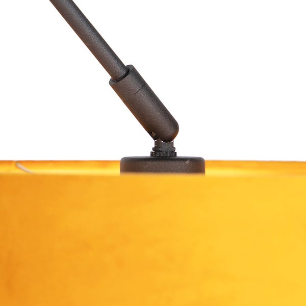 Detailansicht eines verstellbaren Gelenks einer Stehleuchte mit schwarzem Metallstab und gelbem Lampenschirm.
