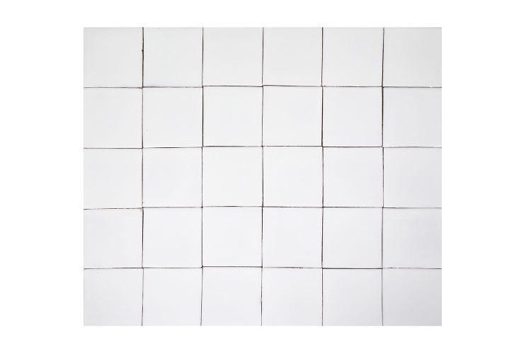 Quadratische, weiße Fliesenanordnung