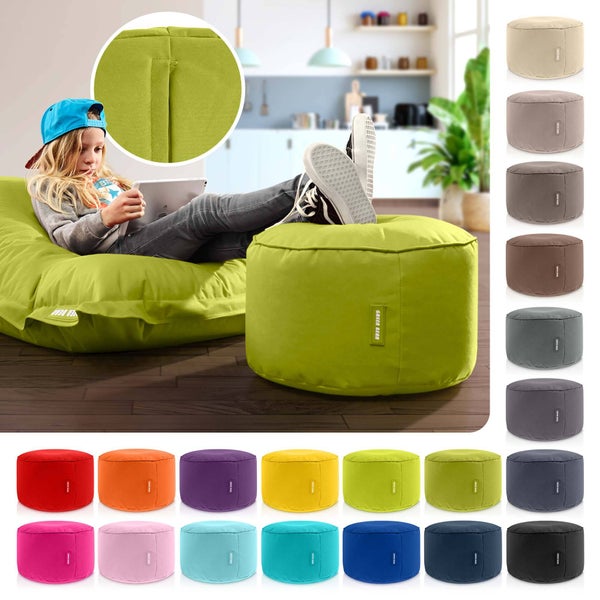 Kind sitzt auf Sitzsack im Wohnzimmer, ergänzt durch einen runden Sitzhocker aus Textil und verschiedene Farbvarianten der Hocker in der Übersicht.