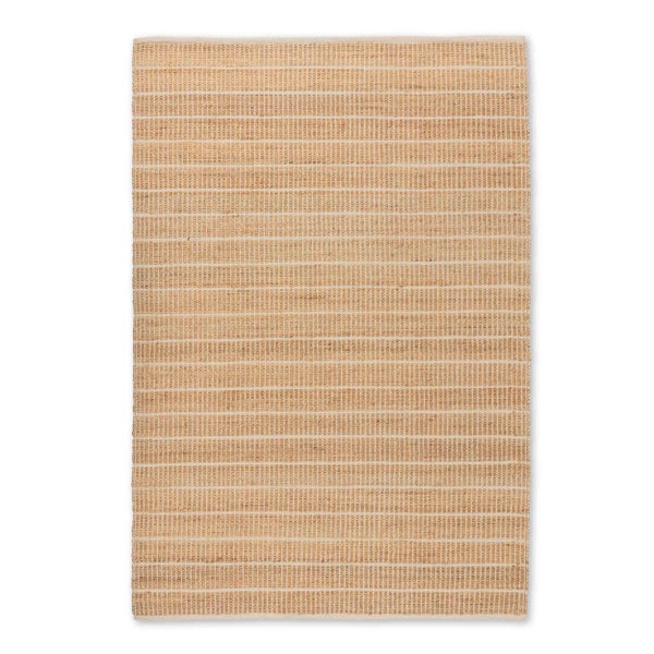 Rechteckiger beigefarbener Teppich aus Naturfasern mit gewebtem Streifenmuster.