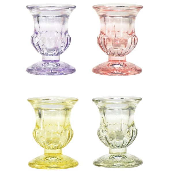 Vier gläserne Kerzenhalter in verschiedenen Farben mit klassischem geripptem Design.