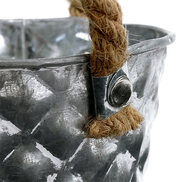 Detailaufnahme eines Zinkeimers mit Seilgriff