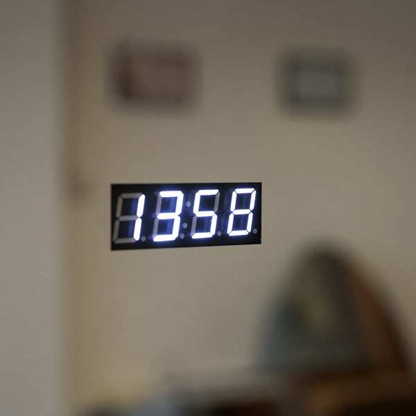 LED-Spiegel 80x60 mit Digitaluhr und Vergrößerungslinse