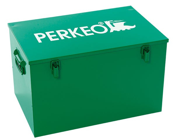 Grüner Werkzeugkasten aus Stahlblech von Perkeo mit Perkeo Logo, zwei Verschlüssen und seitlichen Tragegriffen.