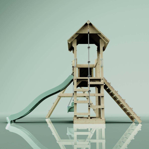 Spielturm aus Holz mit Dach, Wellenrutsche, Kletterrampe, Knotenseil und Schaukel.