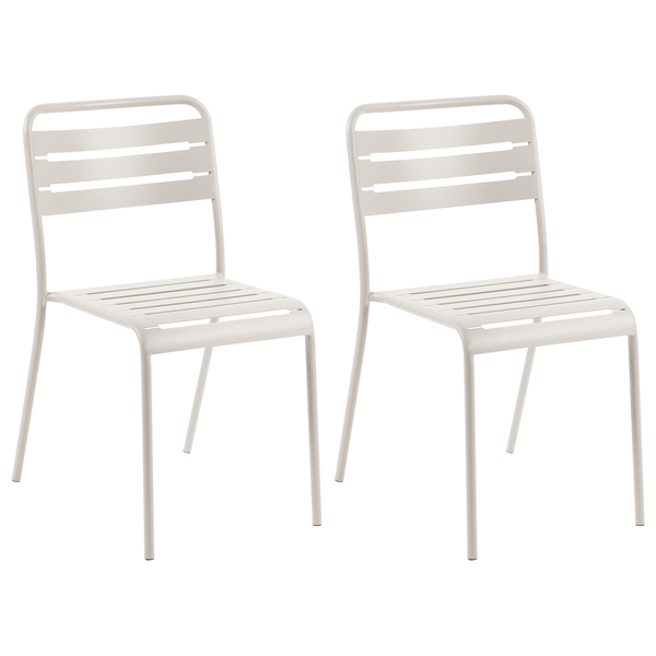 Zwei beige Gartenstühle aus Metall mit Querstreben an Rückenlehne und Sitzfläche.