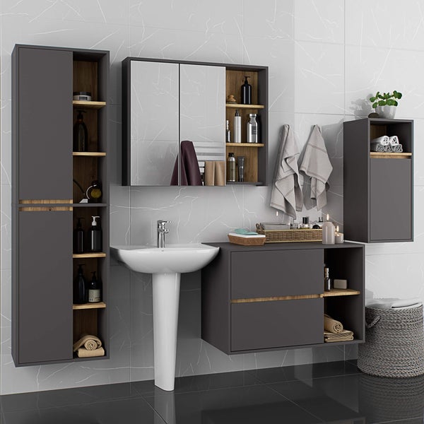 Badezimmer mit Waschtisch, Spiegelschrank und Hochschrank für ein modernes Ambiente