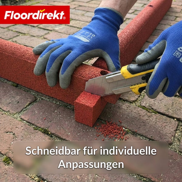 Zuschneiden eines Randsteins aus Gummi mit einem Cuttermesser zur individuellen Anpassung.