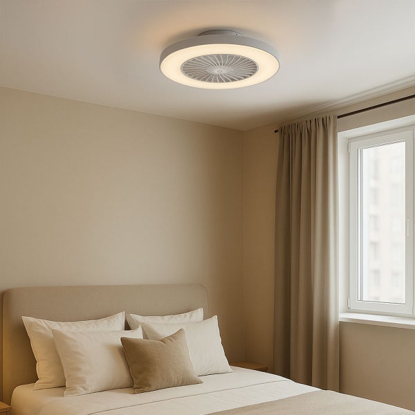 Moderne Deckenventilator-Leuchte in einem hellen Schlafzimmer mit Doppelbett, beigen Wänden und Vorhängen neben einem Fenster.