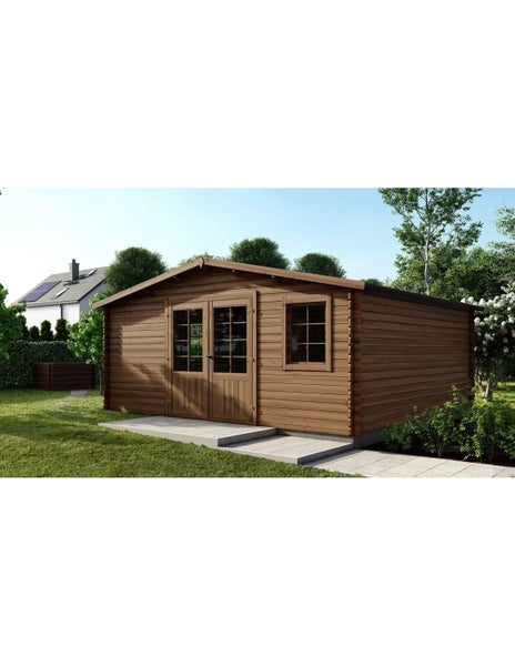 Großes Gartenhaus aus braunem Holz mit Doppeltür und Fenster in Blockbohlenbauweise, in einem Garten auf Steinplatten stehend.