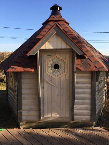 Holz Grillkota mit Tür und Dach